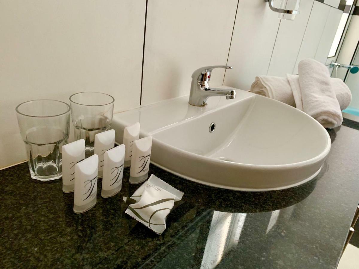 Savoy Hotel Beaufort-West Бофорт Уест Екстериор снимка