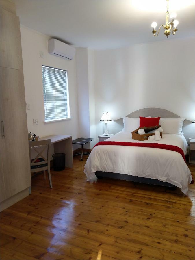 Savoy Hotel Beaufort-West Бофорт Уест Екстериор снимка
