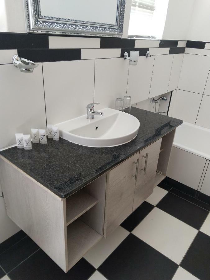Savoy Hotel Beaufort-West Бофорт Уест Екстериор снимка