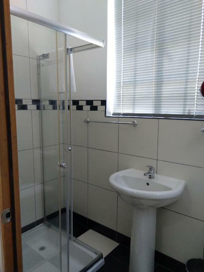 Savoy Hotel Beaufort-West Бофорт Уест Екстериор снимка