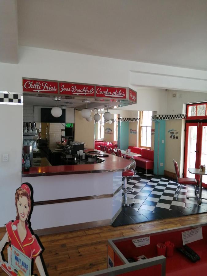 Savoy Hotel Beaufort-West Бофорт Уест Екстериор снимка